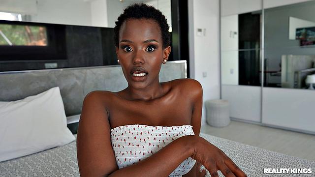 lexi luv подглядывает за yeri blue в душе и присоединяется к траху