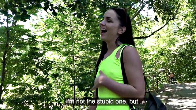 смотри, как европейская красотка сосёт за деньги на улице