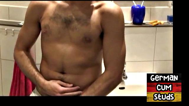 немецкий папик с пузиком балует красавца оральными ласками