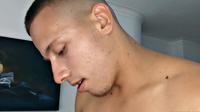 латинский парень дрочит свой большой член и кончает
