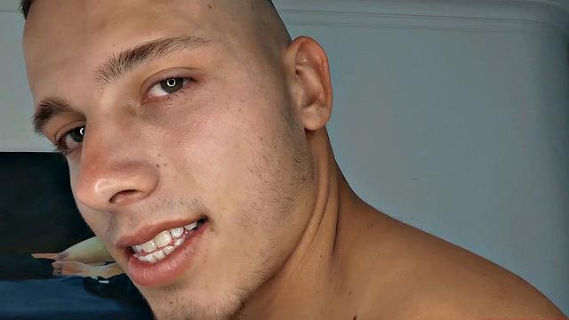 латинский парень дрочит свой большой член и кончает