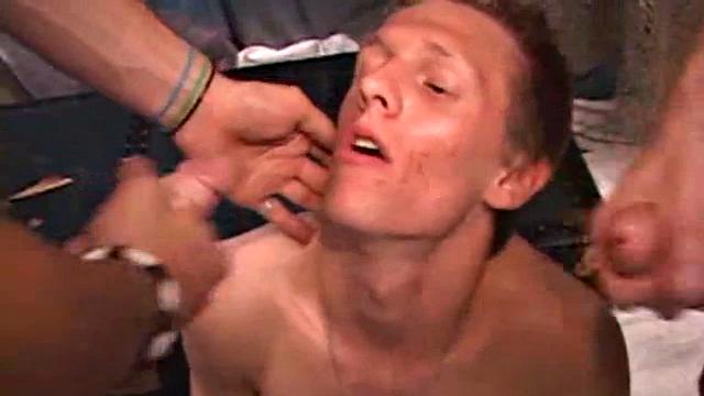 врывайся к трём мужикам в жёсткой двойной тусовке