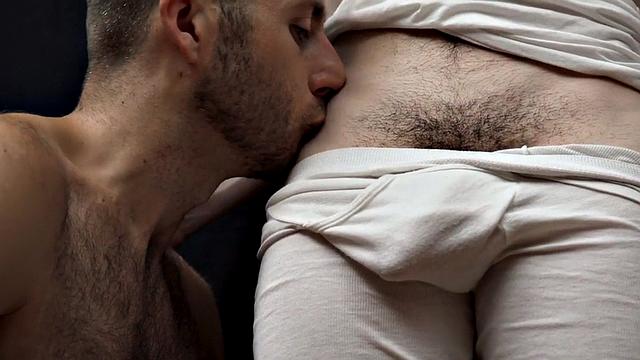 спортивный otter жестко трахает взрослого пасынка без резинки сзади