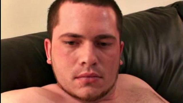 Тайлер яростно дрочит и заливает спермой