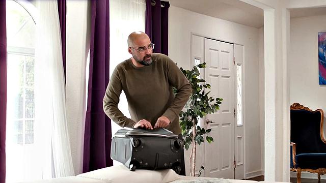 две лесбиянки лижут сочную киску подруги и глубоко её трахают пальцами