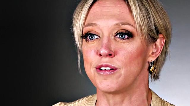 пышная милфа дрочит тугую киску и мощно кончает струей