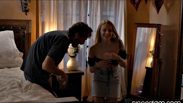 Блондинка с аппетитной жопой отсасывает зрелому, потом села верхом и показала класс с юмором про семейные связи.