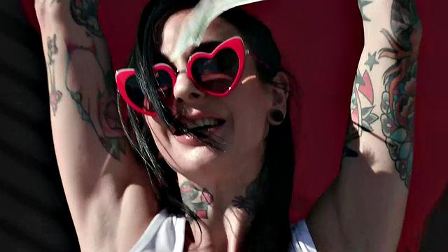 Alt Anal Babe Joanna Angel Shows Her Big Tits For Dante Colle's Hardcore Photoshoot