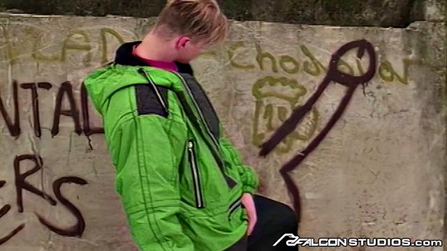 жаркие твинки устраивают разврат в старом туннеле