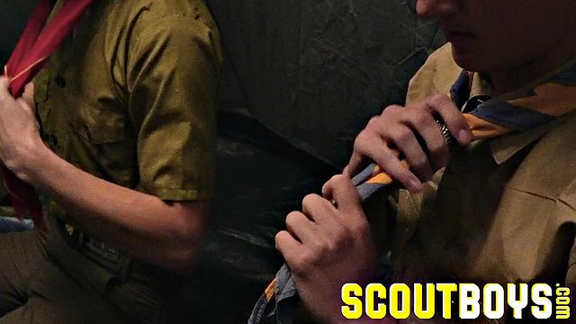 зрелые мужики трахаются по-жёсткому в палатке