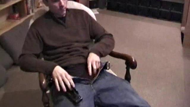 Дэн дрочит свой член перед камерой для парней-геймеров.