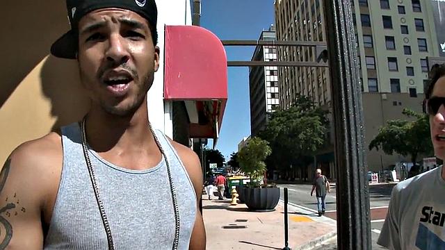 зашёл за кофе, ушёл с белым членом в попе - эбонитовый качок оценил