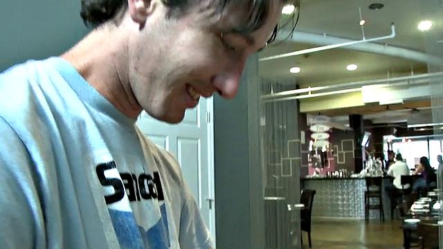 зашёл за кофе, ушёл с белым членом в попе - эбонитовый качок оценил