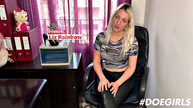 Kinky masturbation with a hot babe