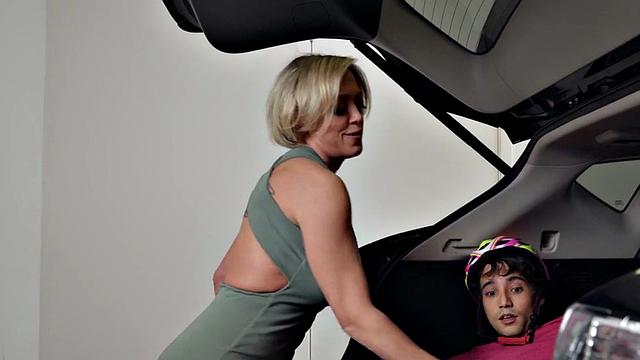 Small guy licks and bangs mature busty on kitchen surface