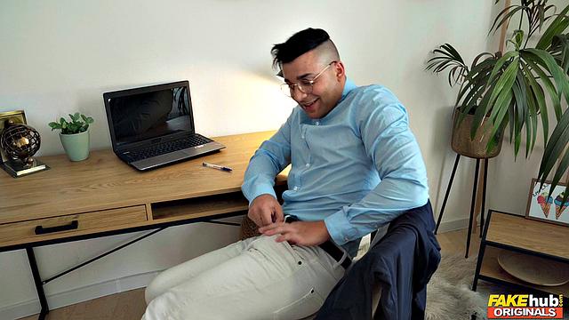 Задрот в очках наконец-то трахает подругу мечты