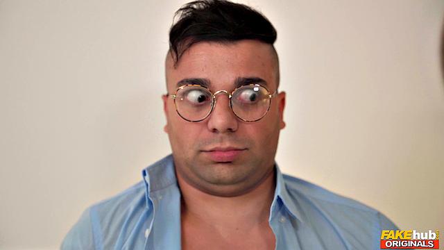 Задрот в очках наконец-то трахает подругу мечты