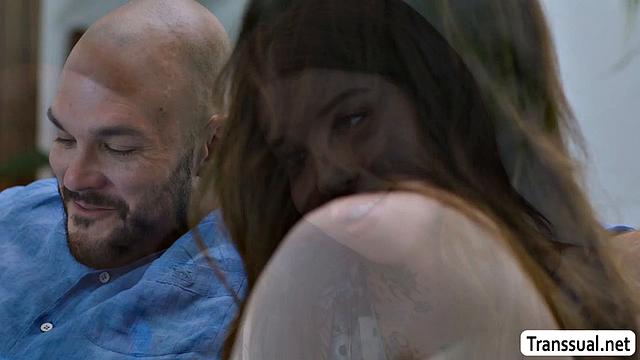 Сегодня халявный минет и анальный бонус от Gracie Jane - чувствую себя везунчиком с транс-девочкой на диване, а Cliff Jensen не жалуется!