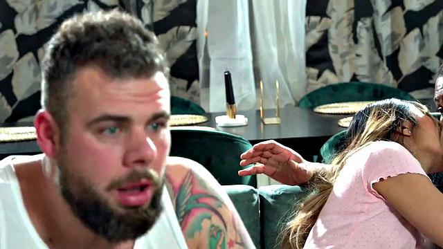 фильм скучный - азиатка просит ласки языком на кухне