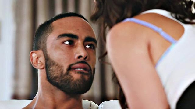 блондинка вычислила незнакомца и сразу села на колени перед его огромным черным членом