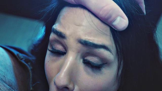 Камила Кортес в уборщицкой форме умоляет залить ей лицо спермой