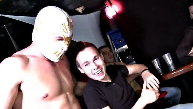 Real amateurs giving head to the stripper