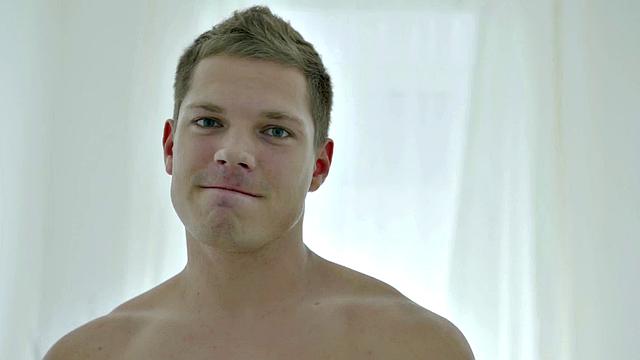 Twink masseur rubs down and before barebacking