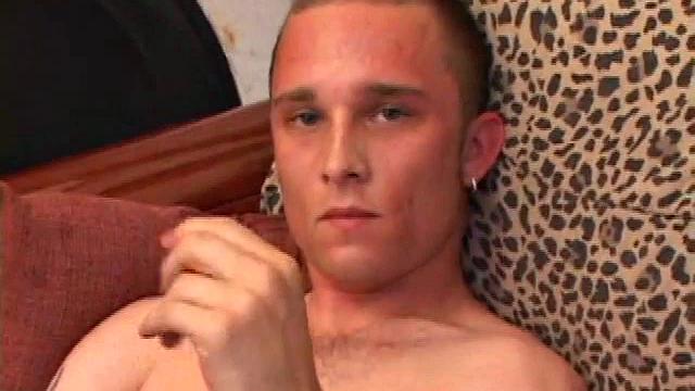 Кейси Олсон медленно раздевается и заливает себе грудь двойной струей