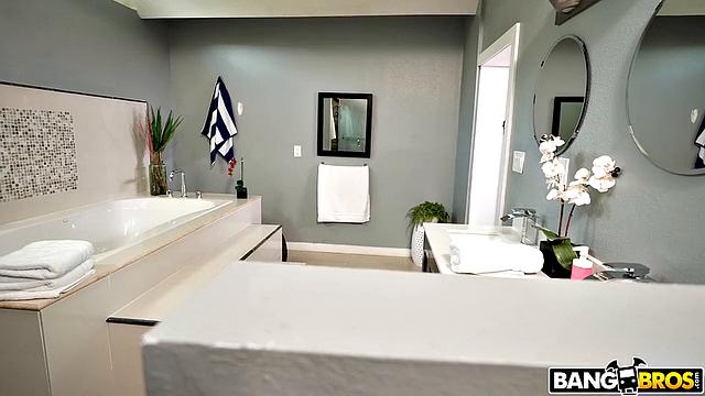 Сосед трахает Ny Ny Lew в попу прямо у неё дома, Jay Bangher сбыл мечту о соседке.