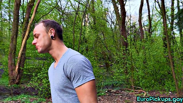 Amateur stud cocksucking a stranger