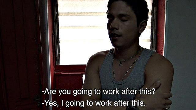 накачанный мачо порет зрелого парня в спортзале