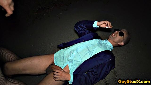 Гей-качок жестко трахает парня после минета на природе.