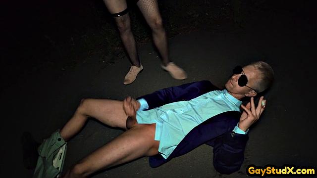 Гей-качок жестко трахает парня после минета на природе.