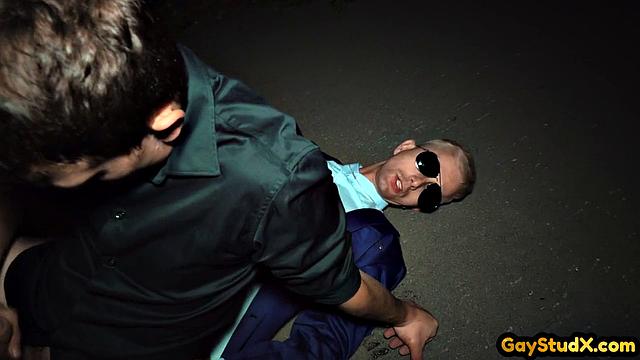 Гей-качок жестко трахает парня после минета на природе.