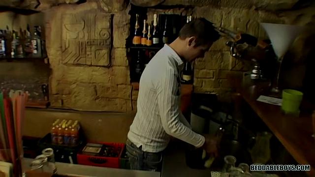 Бармен смешивает вкусный коктейль из спермы! - Кристиан