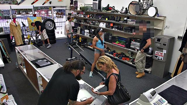 Fit amateur gives her pussy to shop owner