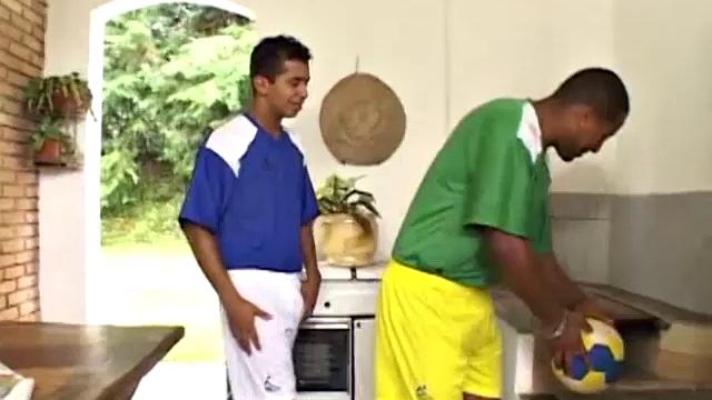 латиносы-футболисты джуниор и майк трахаются без резинки после матча