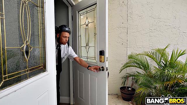 Две страстные подруги соблазняют мужика и устраивают жёсткий трах втроём с отсосом под столом и глубоким проникновением на кухне.