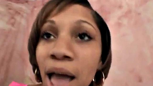 миниатюрная черная малолетка сосёт хуй в pov, как будто лайфхак нашла