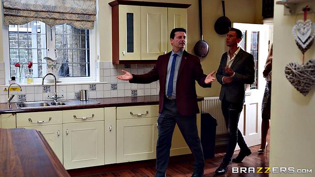 Бруклин Блю трахает любовника у мужа под носом