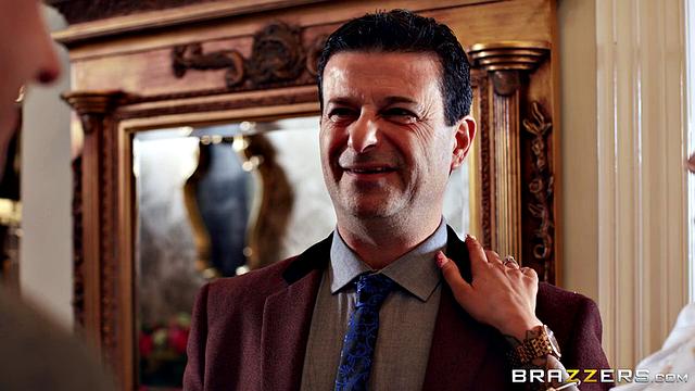 Бруклин Блю трахает любовника у мужа под носом