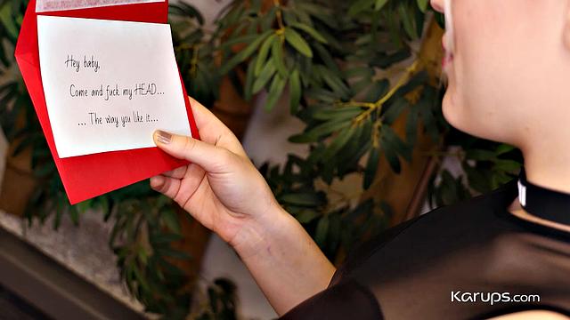 Блондинка Nikki Hill с гладкой киской катается на страпоне прямо на кухонном столе