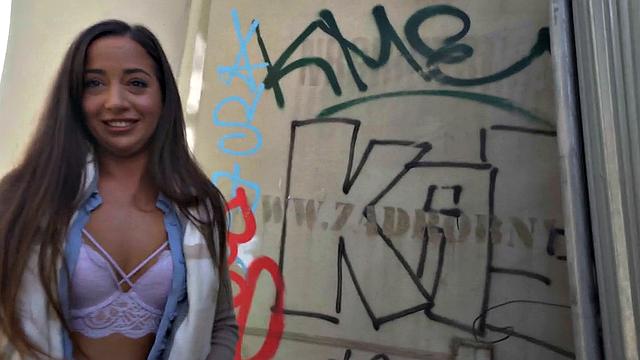 Блондинка на улице: зонта нет, зато член твёрдый