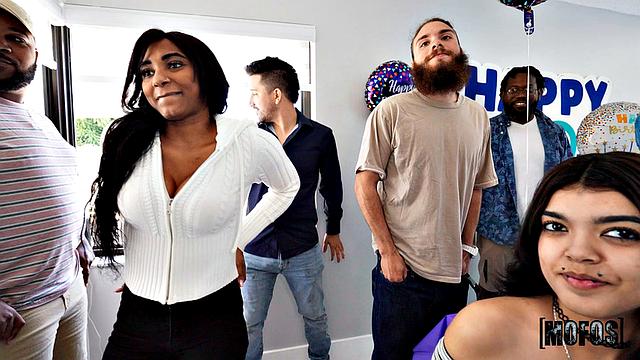 У Майка и Бретта праздник - Кей Кей выдала шикарный минет на день рождения, а именинник даже свечи задувать не стал.