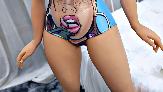 стройная блондинка сосёт и получает в анал с роботом