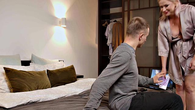 зрелая блондинка на вебке раздвигает ноги, тишина только возбуждает