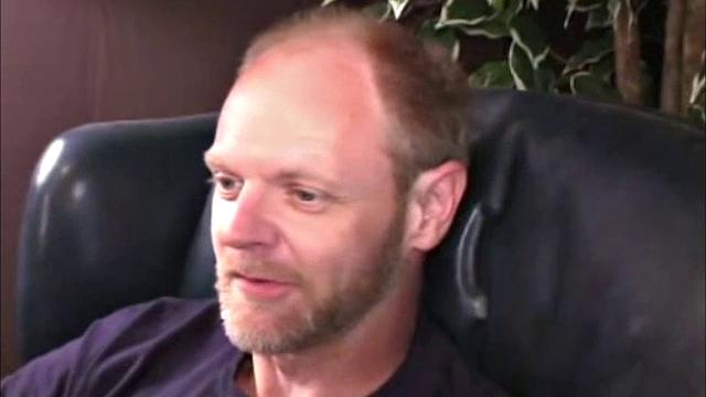 зрелый мужик дрочит и кончает на ладонь