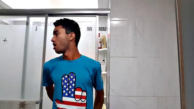 лукас дрочит свой ствол и шутит на камеру