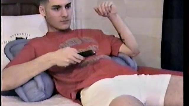 Тони захотел минет, парень не растерялся и устроил шоу для двоих мужчин.