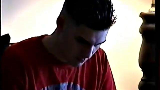 Тони захотел минет, парень не растерялся и устроил шоу для двоих мужчин.